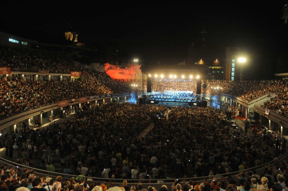U spektakularnom koncertu na Tašu uživalo 15.000 ljudi!