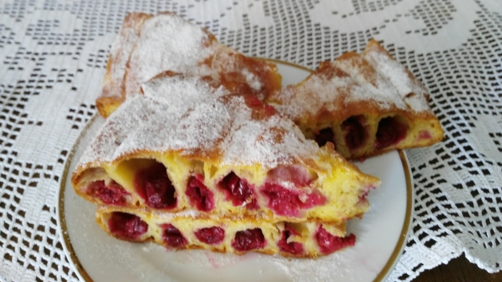 Fina pita sa višnjama