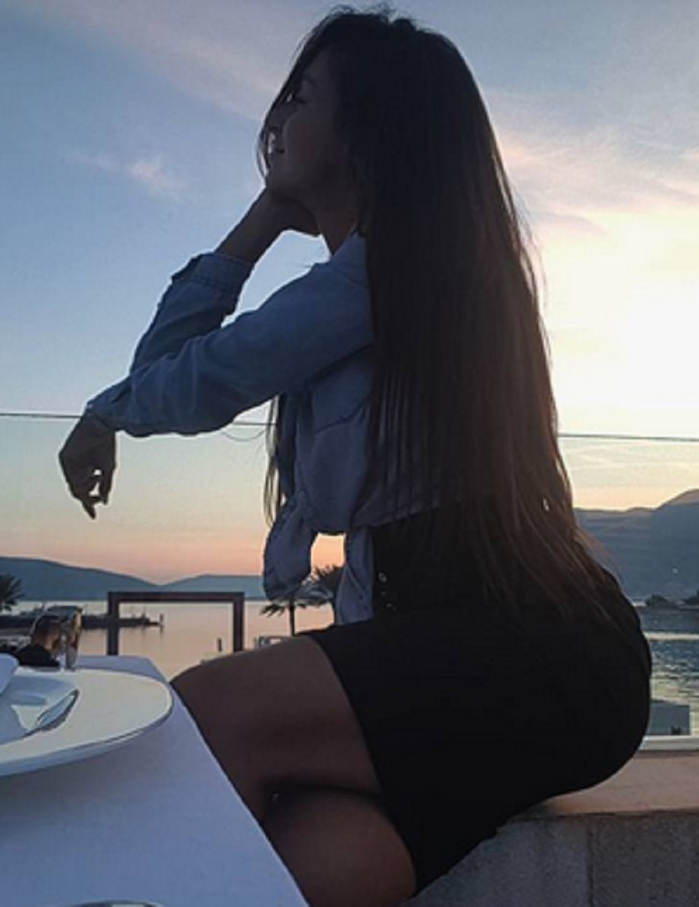 Pevačica šeta gradom bez brusa! (FOTO)