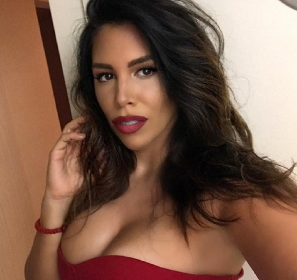 Kaja skinula brus, pa preko grudi navukla čipku! (FOTO)