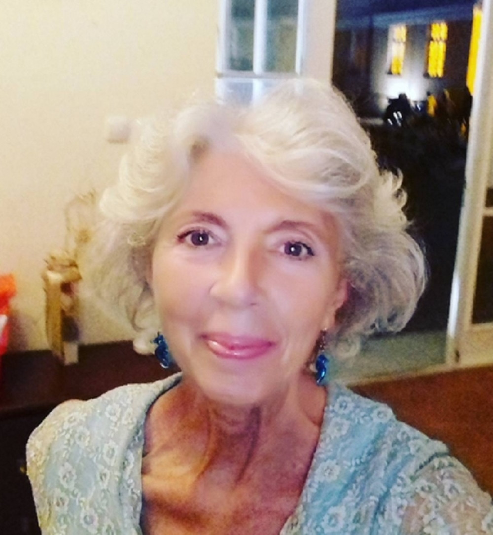 Maja Volk pozirala u kratkoj kariranoj suknjici (FOTO)