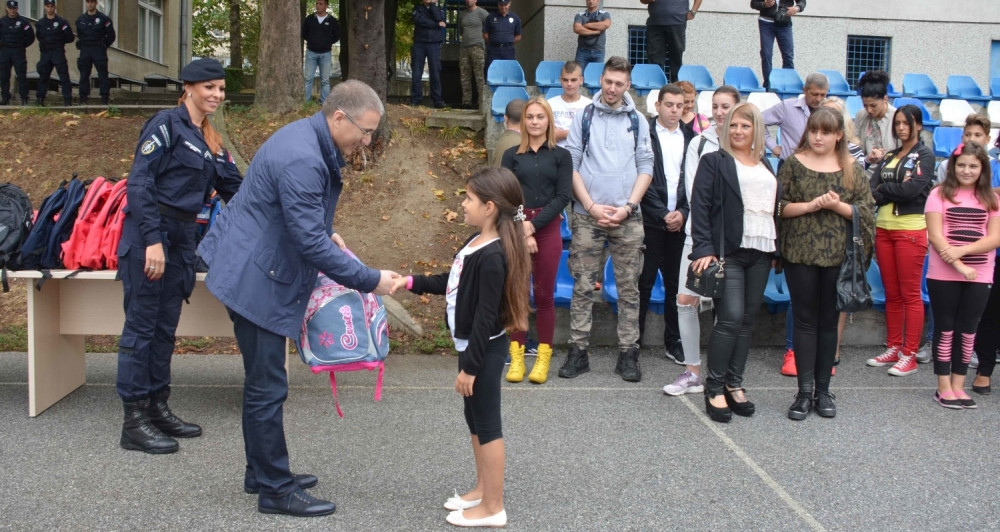 Stefanović uručio rančeve i školski pribor za decu stradalih policajaca