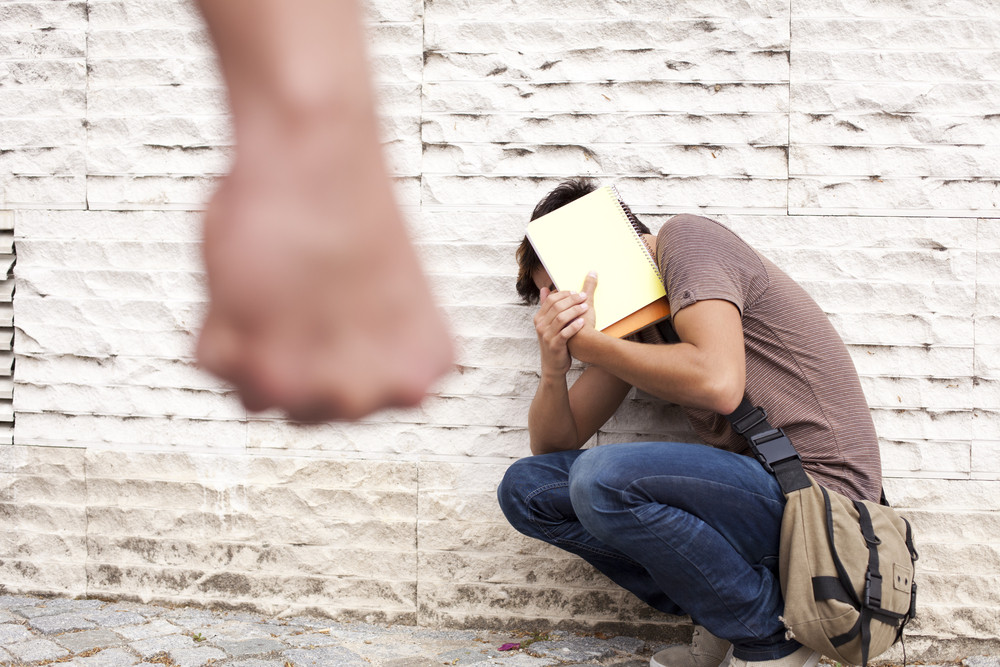 Pretukao sina nasred ulice zbog loših ocena