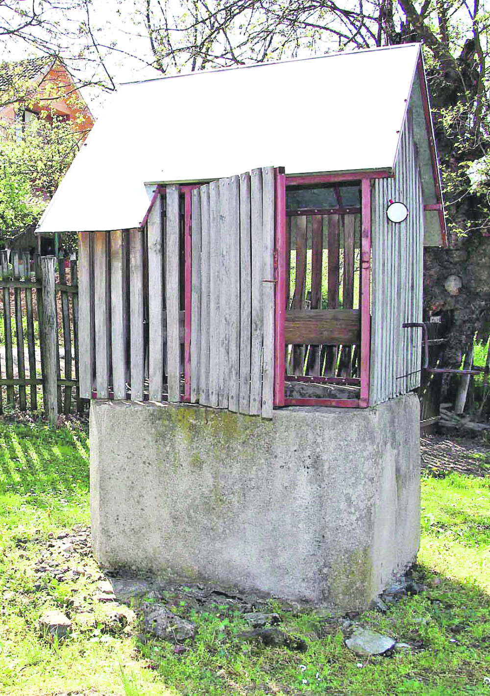 Dete upalo u bunar, jedva ga spasli!