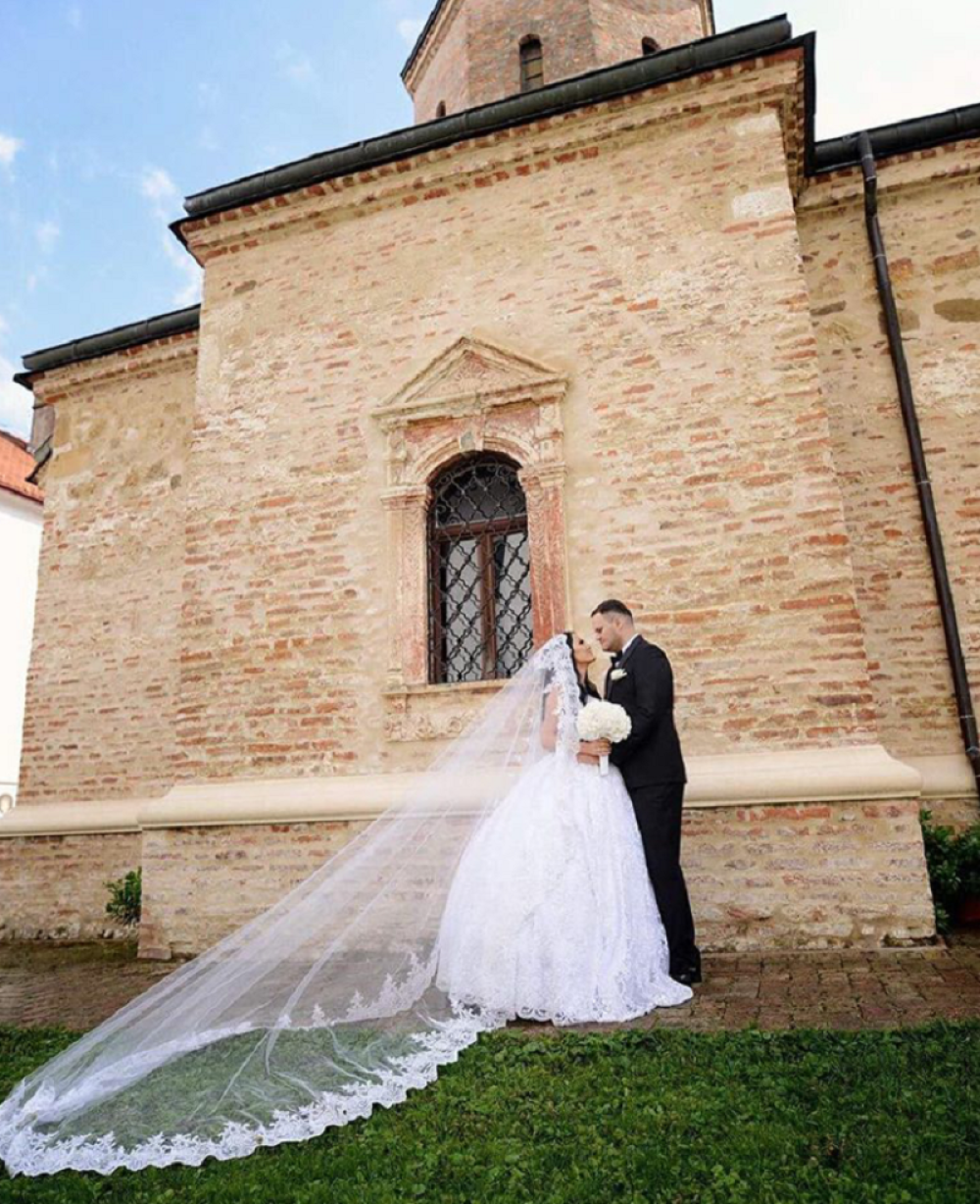 Pevačica zbog političara promenila prezime!