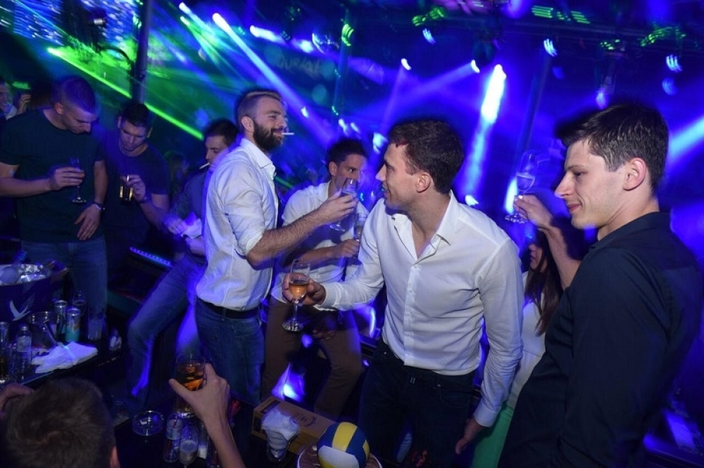 EKSKLUZIVNO~Odbojkaši Srbije lumpovali na splavu do zore! (FOTO)