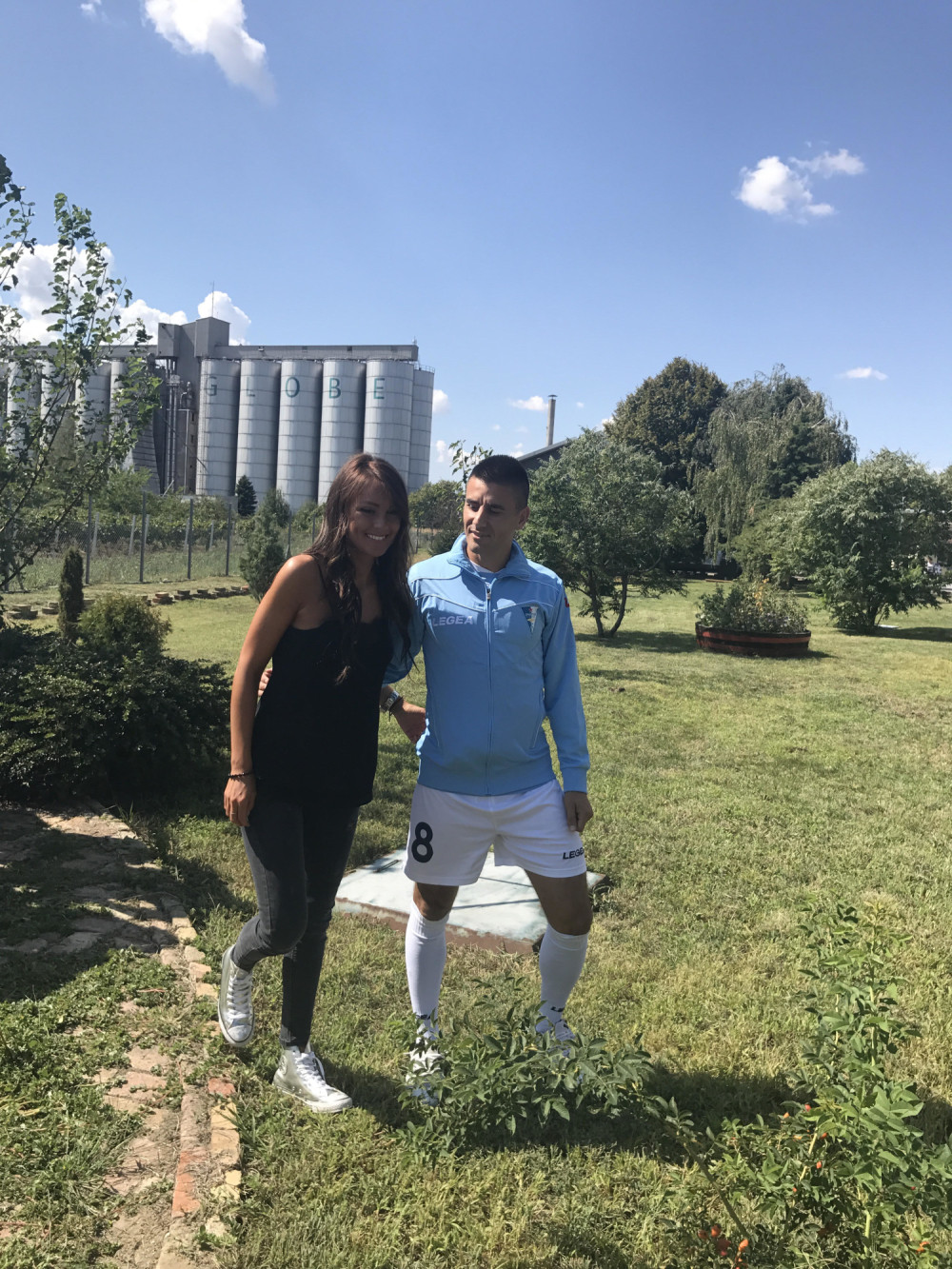 Naši fudbaleri odlepili za glumicom, trener poludeo! (FOTO)