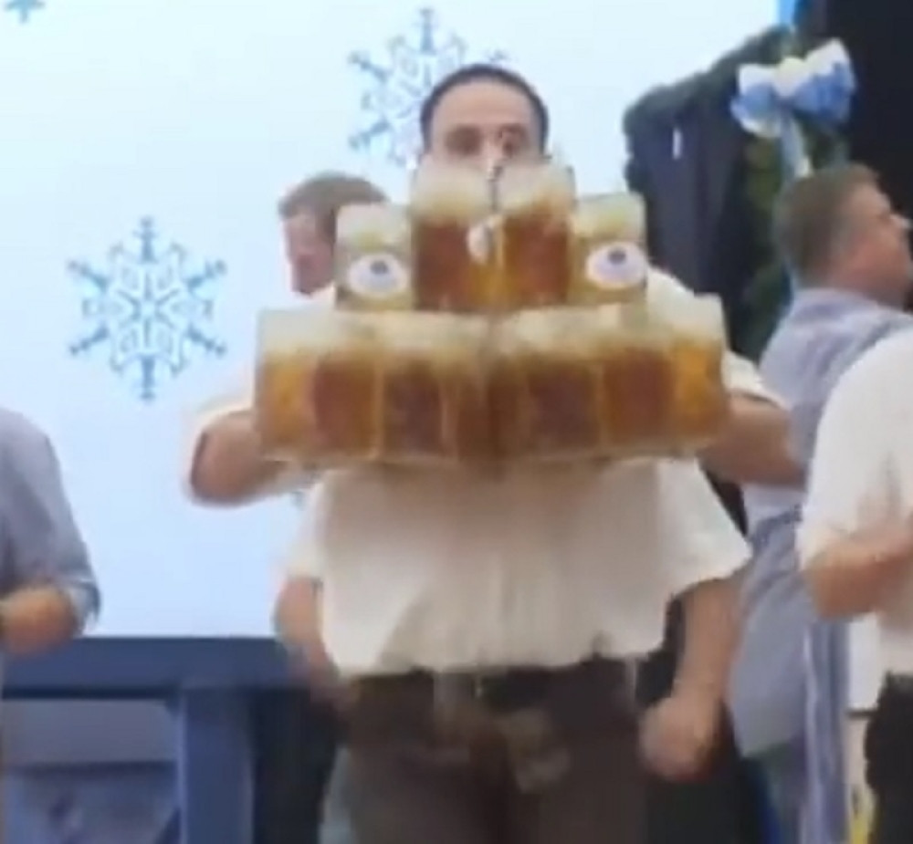 Oliver je nabio neizlečive komplekse svim konobarima sveta (VIDEO)