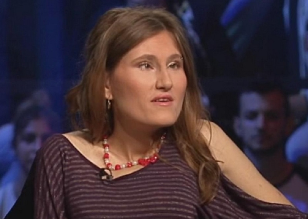 Divna se napila i ljubila sa drugim! (VIDEO)