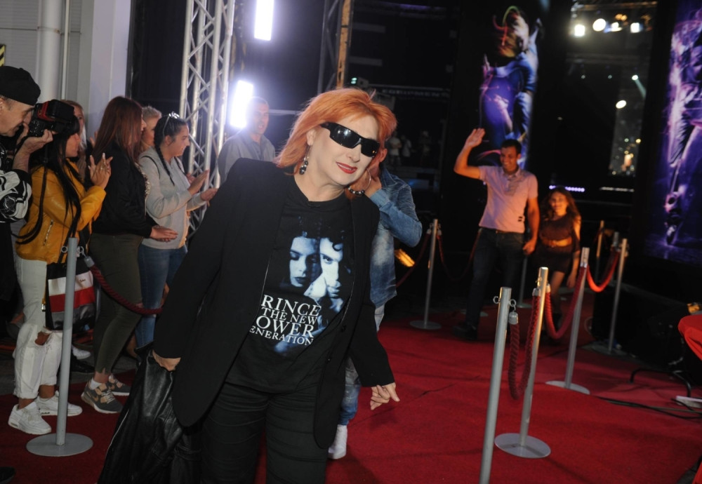 Viktorija se davno povukla sa muzičke scene, danas maskirana hoda ulicama i otkriva zašto više ne peva ni u kućnoj varijanti i (VIDEO)