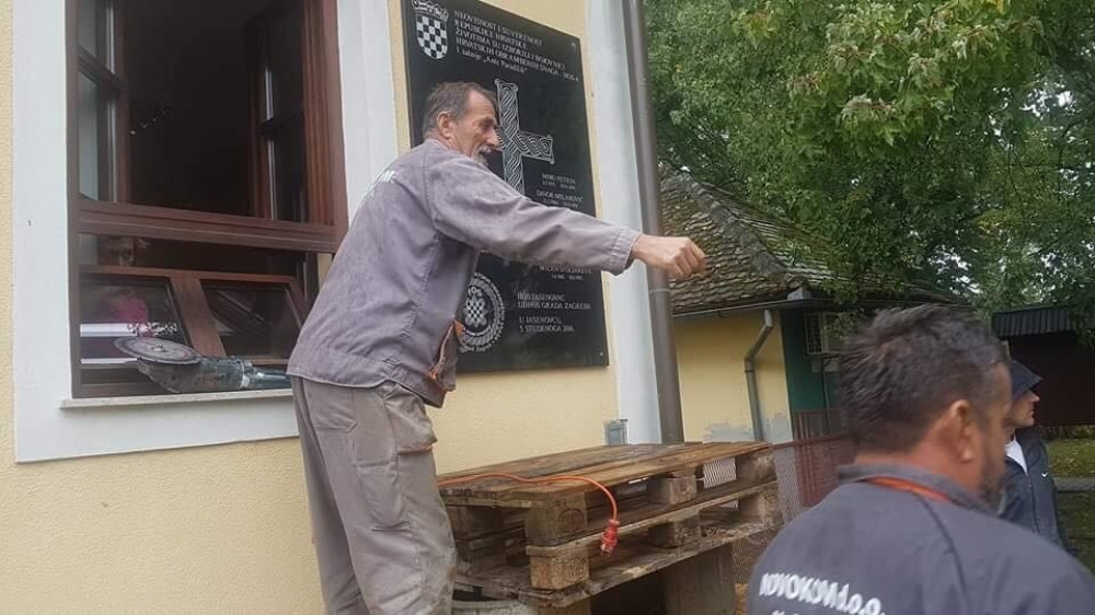 Uklonjena sporna tabla iz Jasenovca, "Za dom spremni" ostaje!