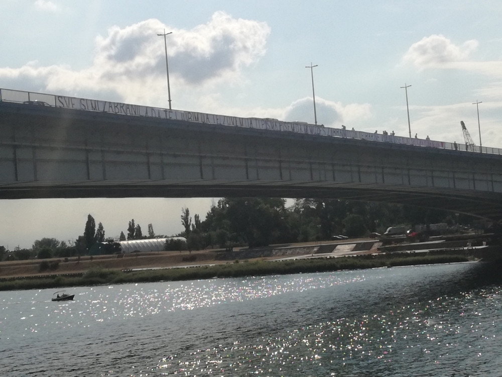 Okačio ljubavni plakat na Brankovom mostu, dug 91 metar!