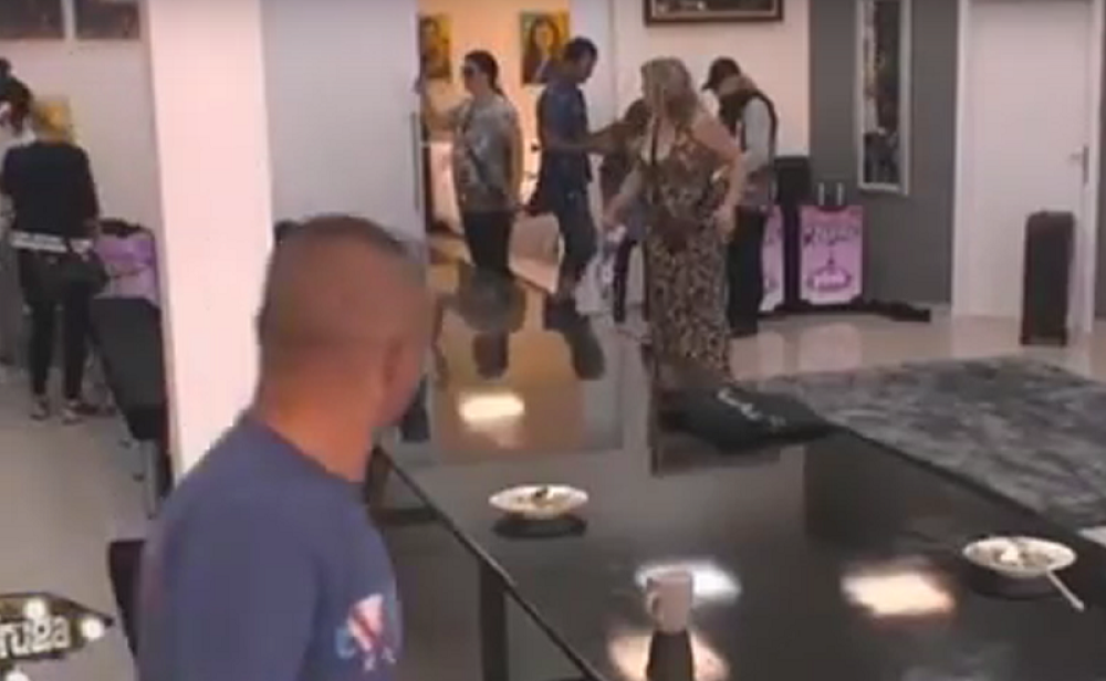 Omiljeni par u žestokoj svađi zbog mame (VIDEO)