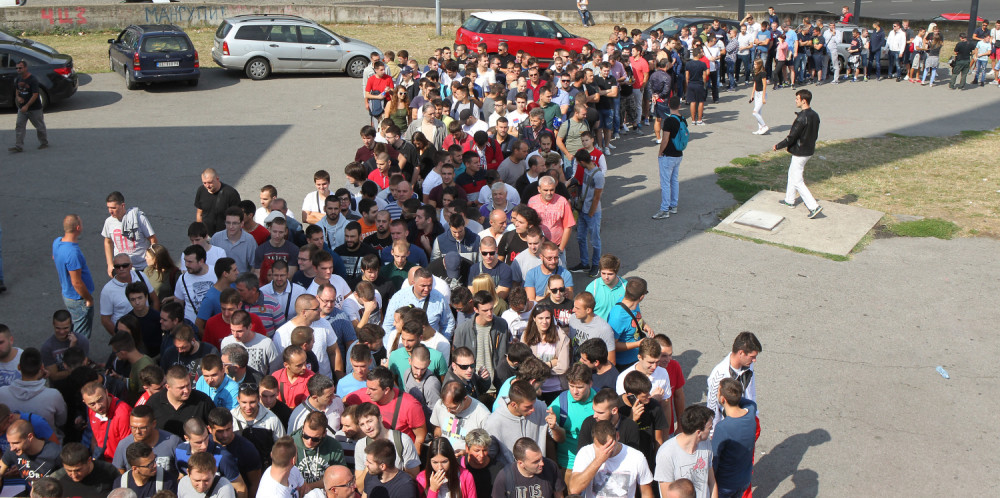 Haos ispred "Marakane", navijači MOLE NA KOLENIMA za kartu više!