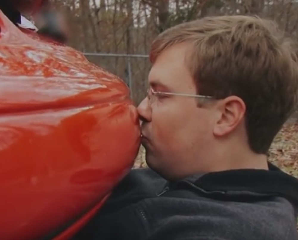 Ima redovan seks sa svojim kolima, ovako to izgleda (VIDEO)