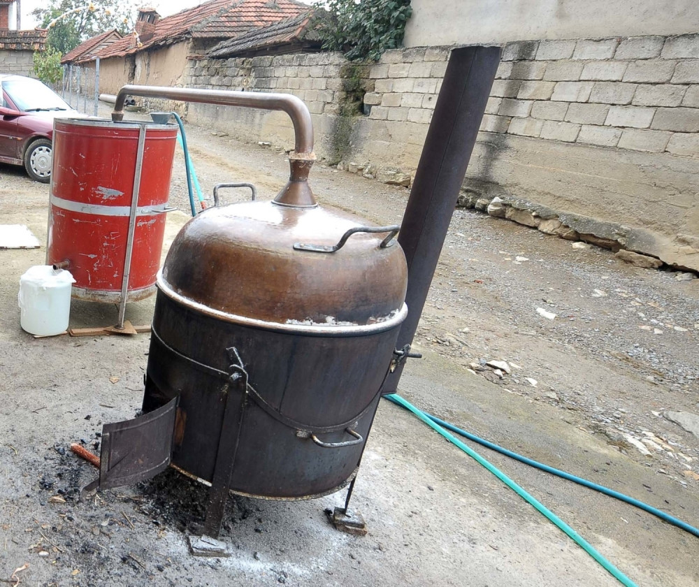 Suprug poslanice ukrao kazan za rakiju!