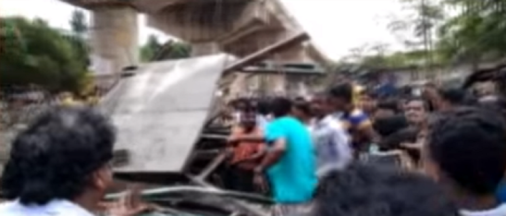 Srušio se most u Indiji! (VIDEO)