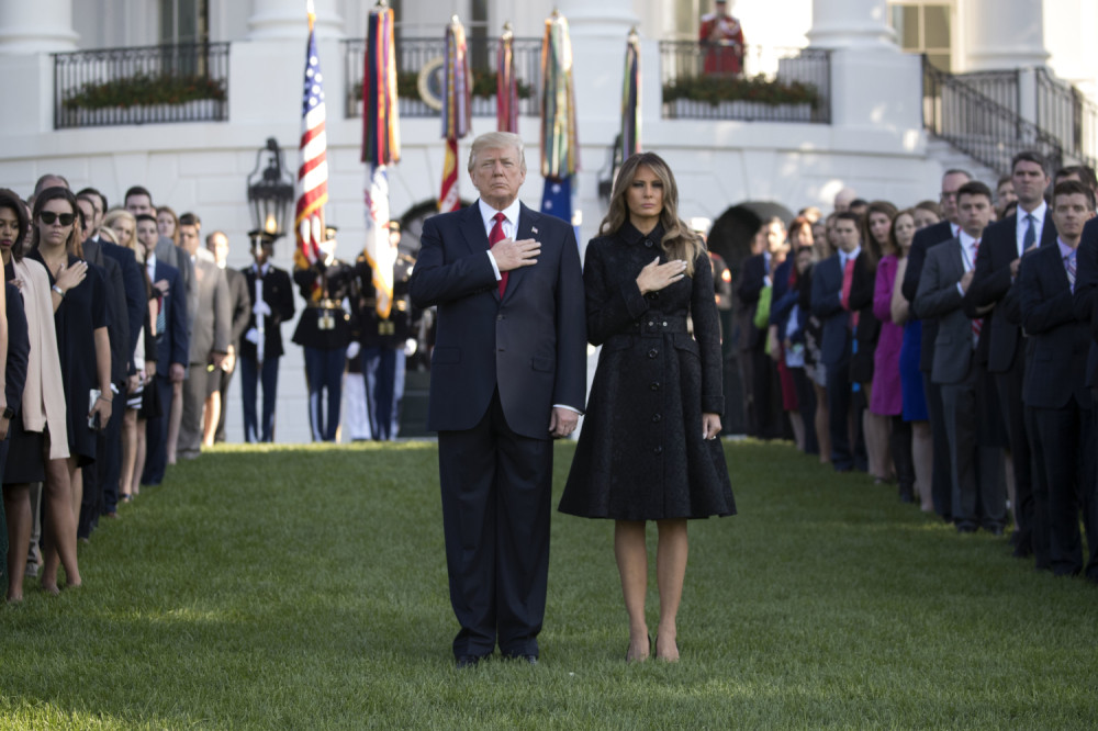 Melanija i Tramp s rukom na srcu odali počast žrtvama! (FOTO)