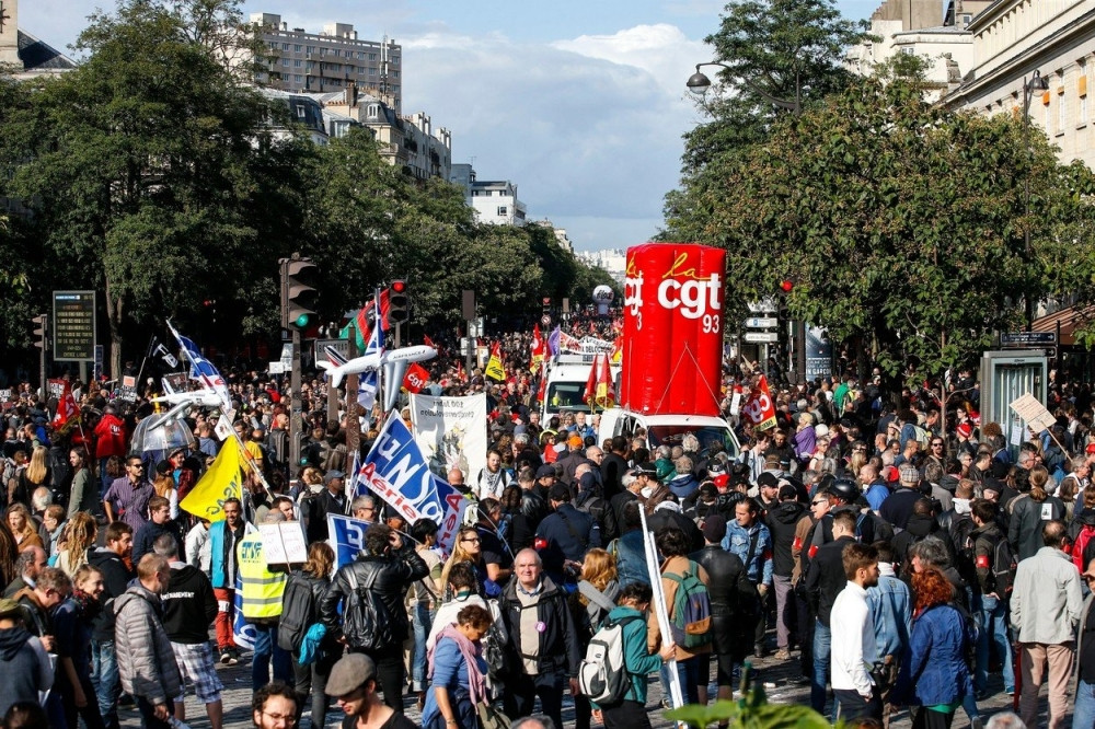 Suzavcem udarili na demonstrante, oni vraćaju kamenice!