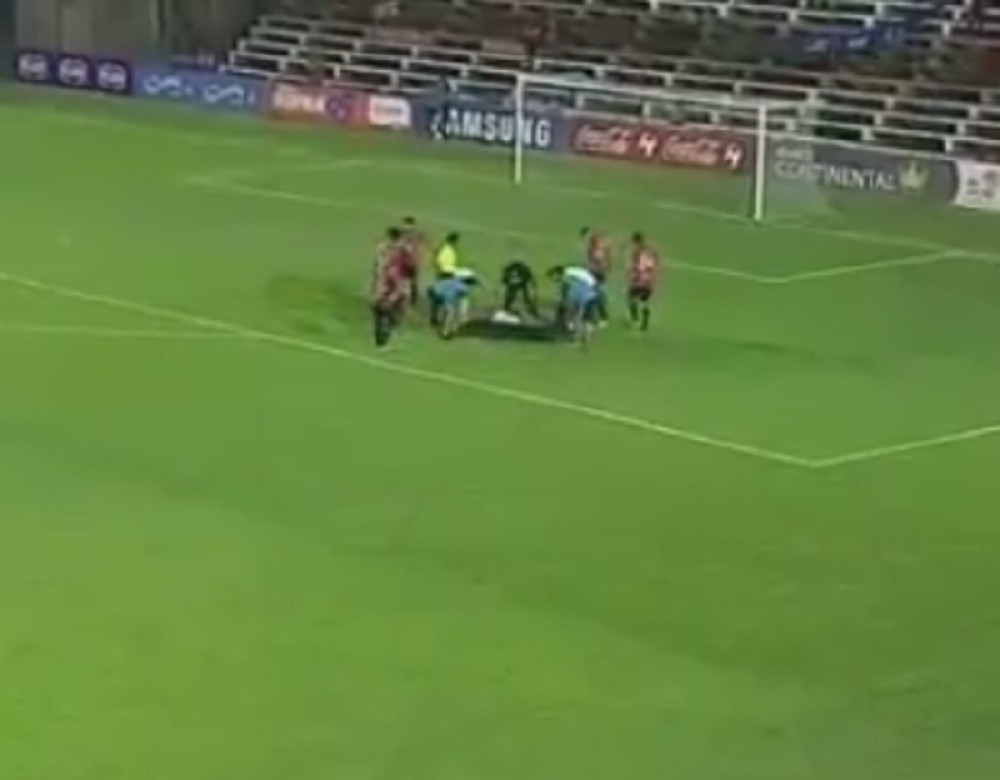 Igrač zapomagao, majka mu utrčala na teren (VIDEO)