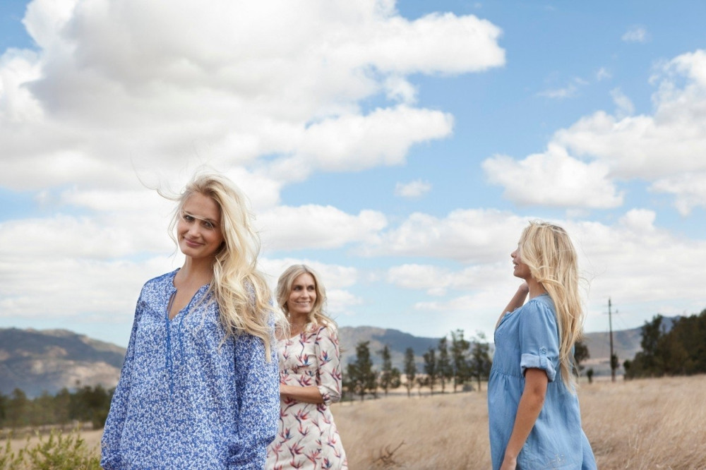 Ko je mama, a ko su ćerke na ovoj fotografiji! (FOTO)