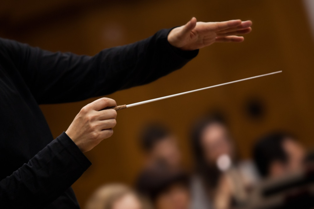 Dirigent od dve plastične čaše napravio zaštitne maske koje poboljšavaju akustiku