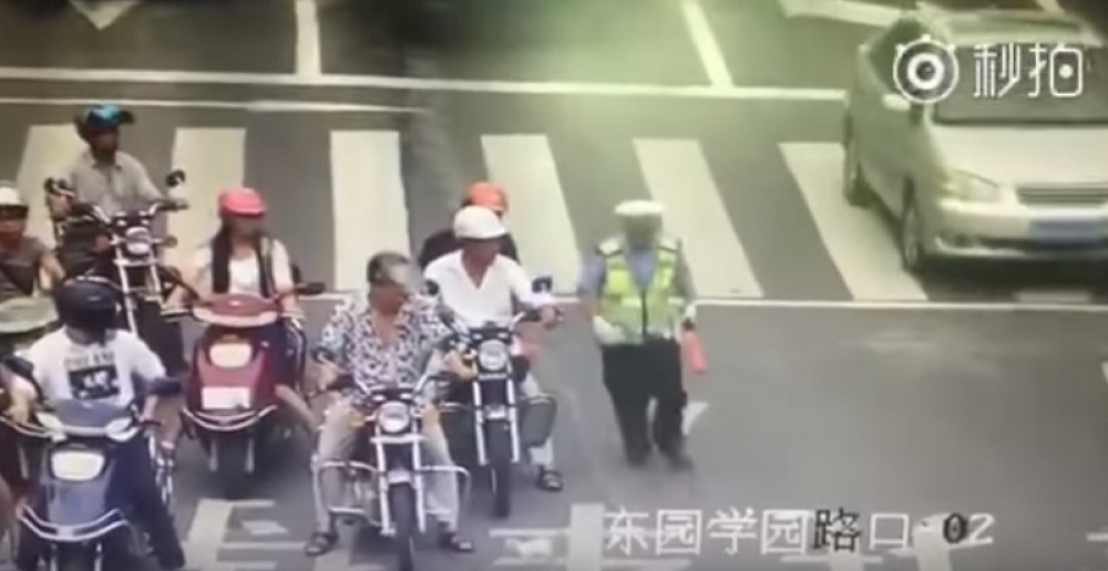 Policajac zaustavio saobraćaj da bi spasao mače! (VIDEO)