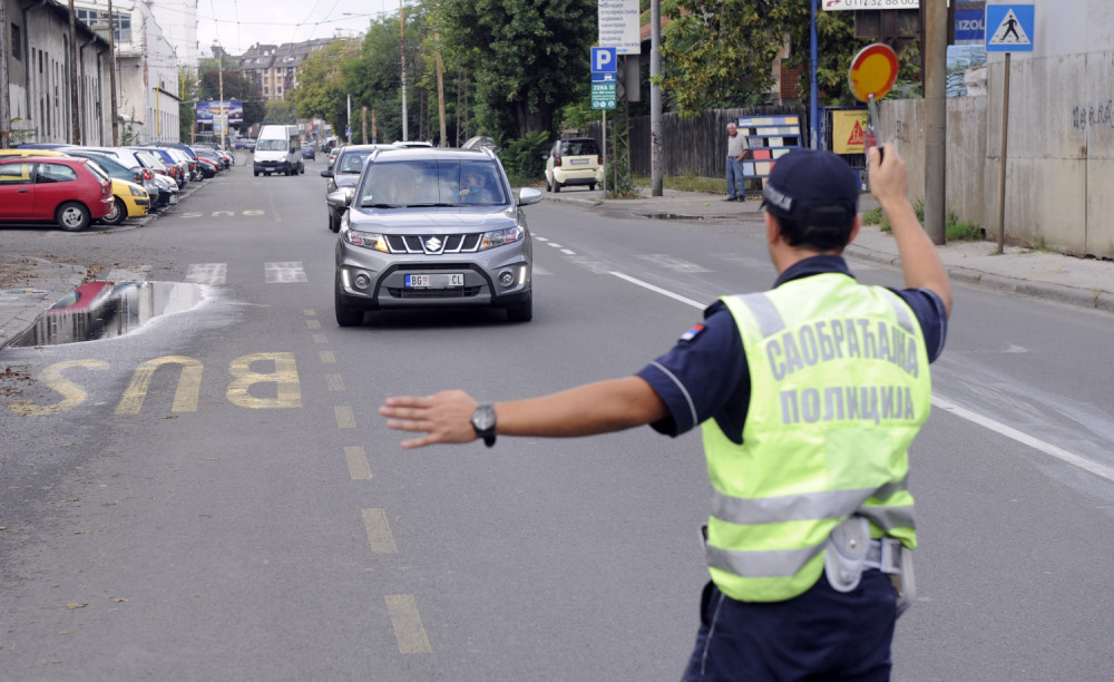 Pokosio autom policajca, pa pobegao niz ulicu!