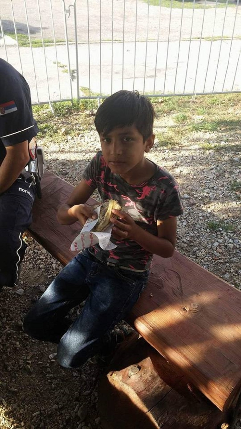 Srpski policajac kupio dečaku palačinku!