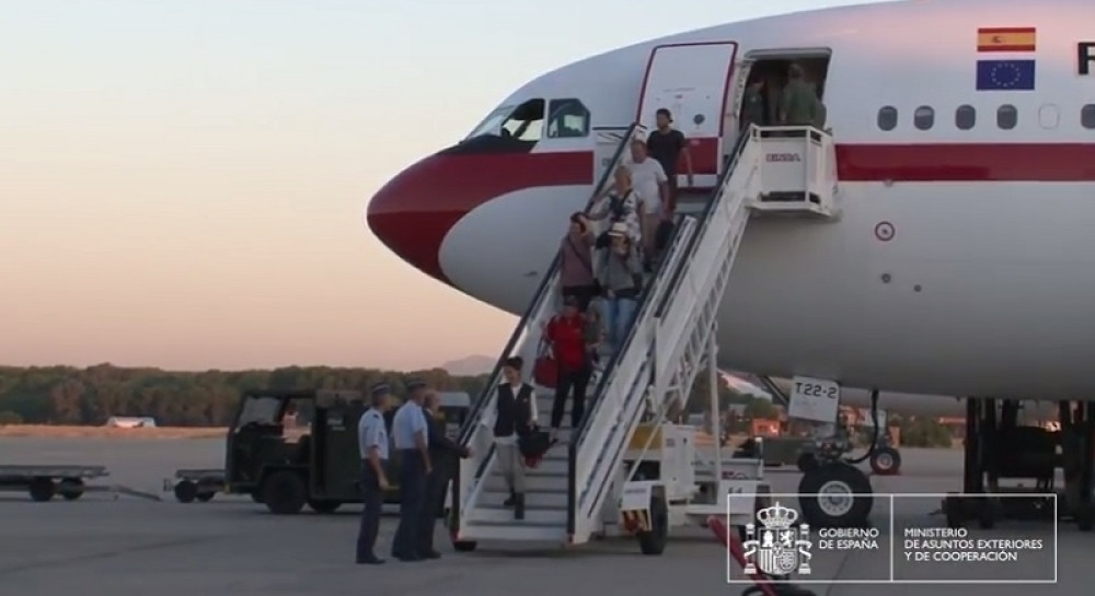 Pogledajte iskrcavanje Srba evakuisanih sa Svetog Martina (VIDEO)