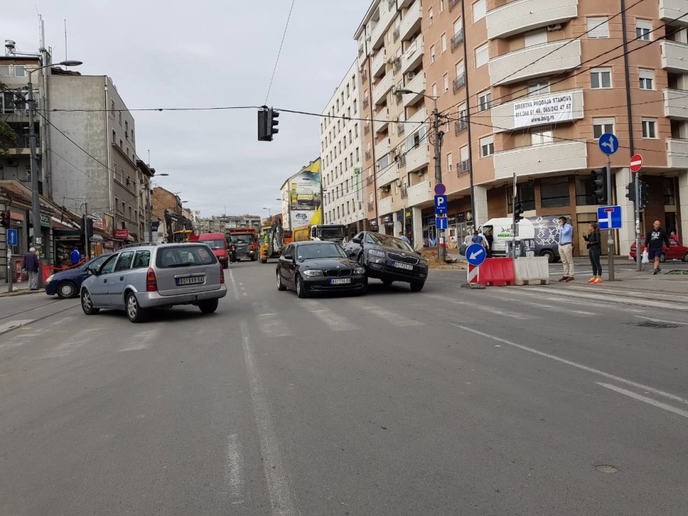 Karambol u Ruzveltovoj, škodom se "popeo" na BMW! (FOTO)