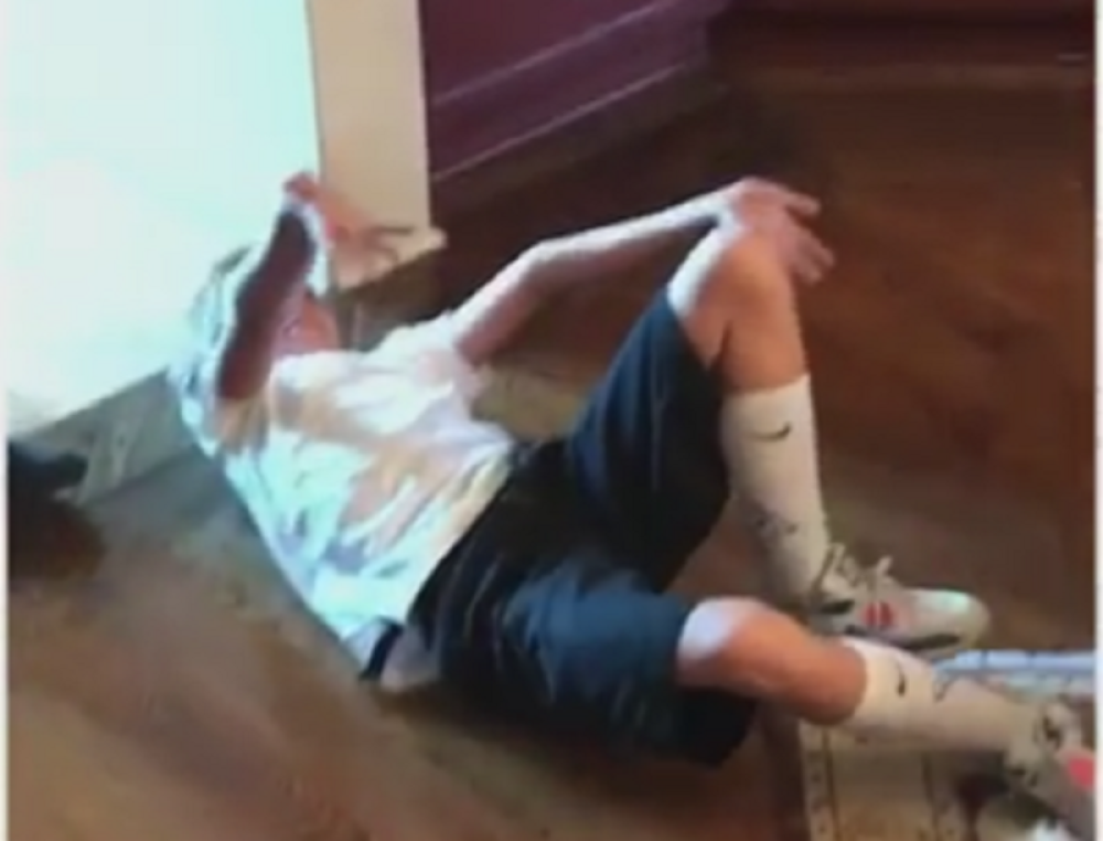 Sinovi strašno izblamirali pevačicu (VIDEO)