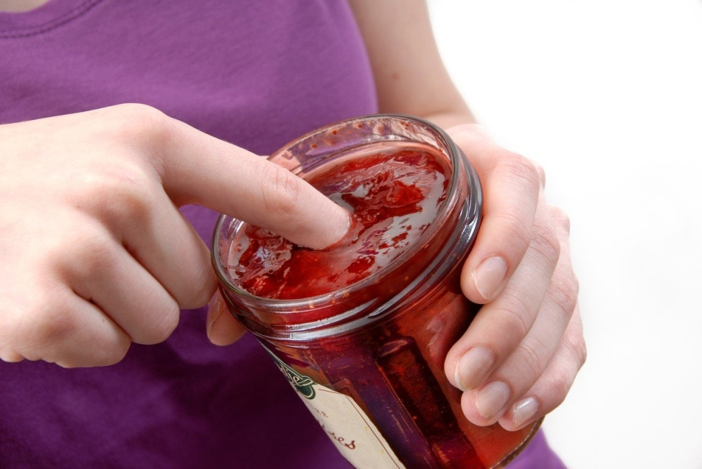 Sprečite muškarca da umače prst u teglu!