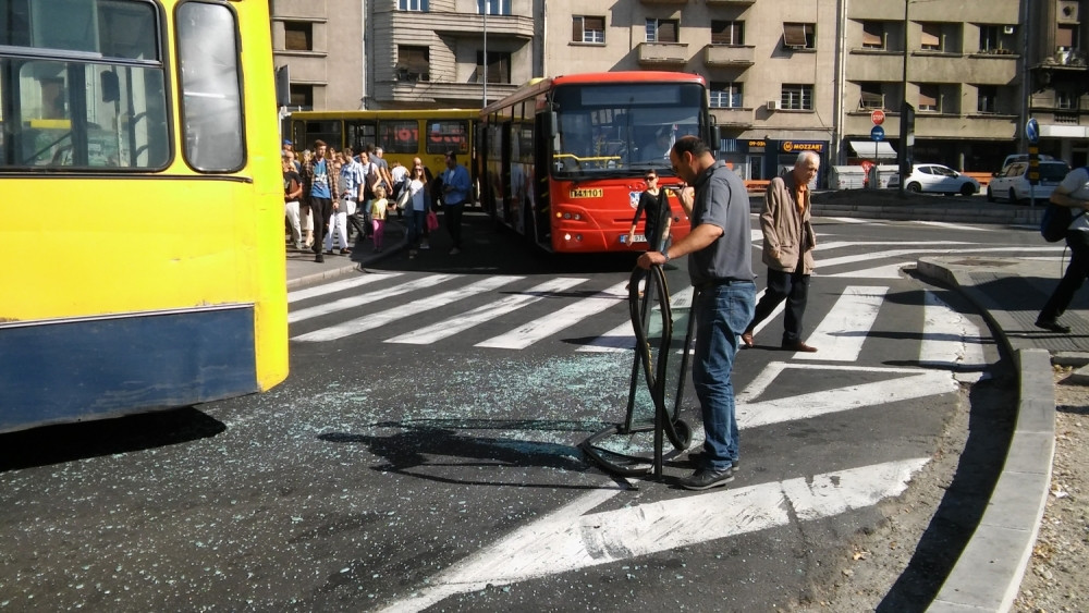 Prozor autobusa leteo na Zelenjaku