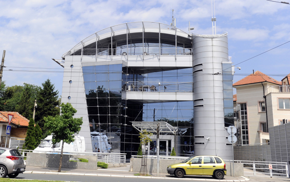 Monstrum iz Dveri pretukao novinarku Pinka