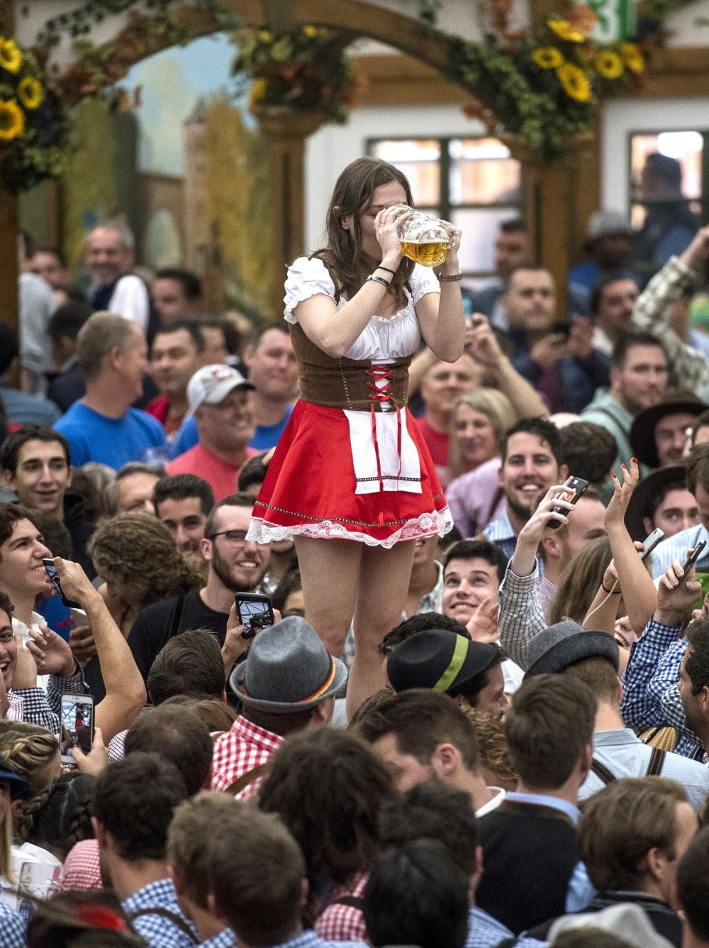 Angela je glavna atrakcija na Oktobarfestu! Krigle nosi kao da su pera, a jači vetar bi je oduvao!