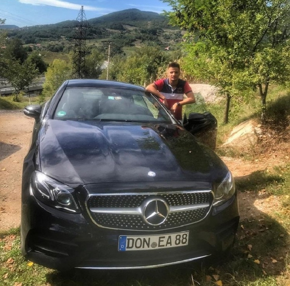 Pevač „Lapsus benda“ za rođendan dobio spot i - automobil!