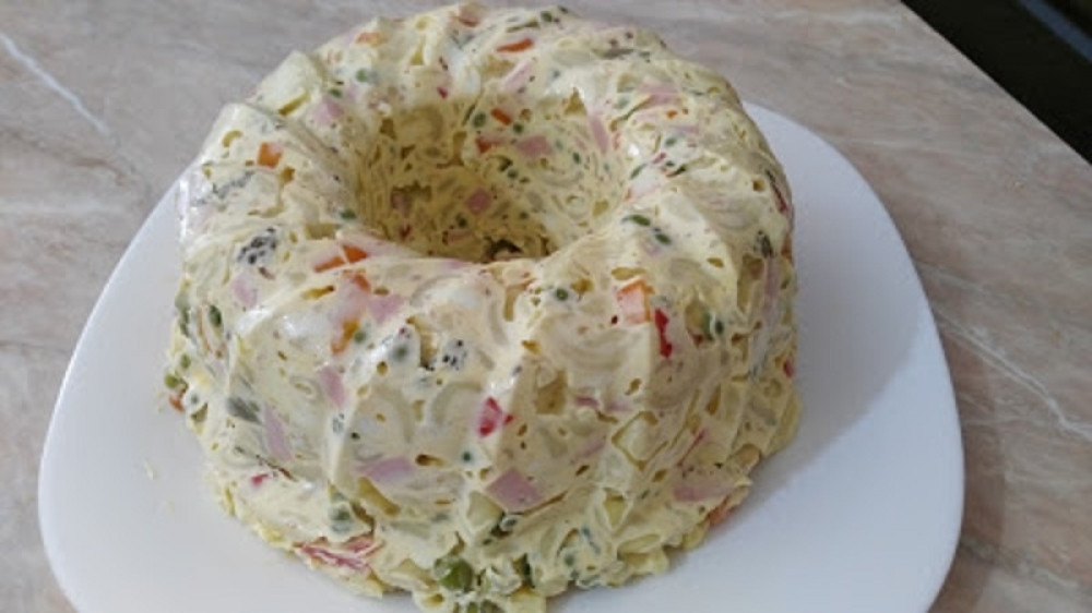 Šarena osvežavajuća salata u kuglofu (VIDEO)