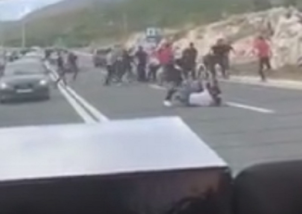 Žestoko se pošibali navijači Hajduka i Rijeke (VIDEO)