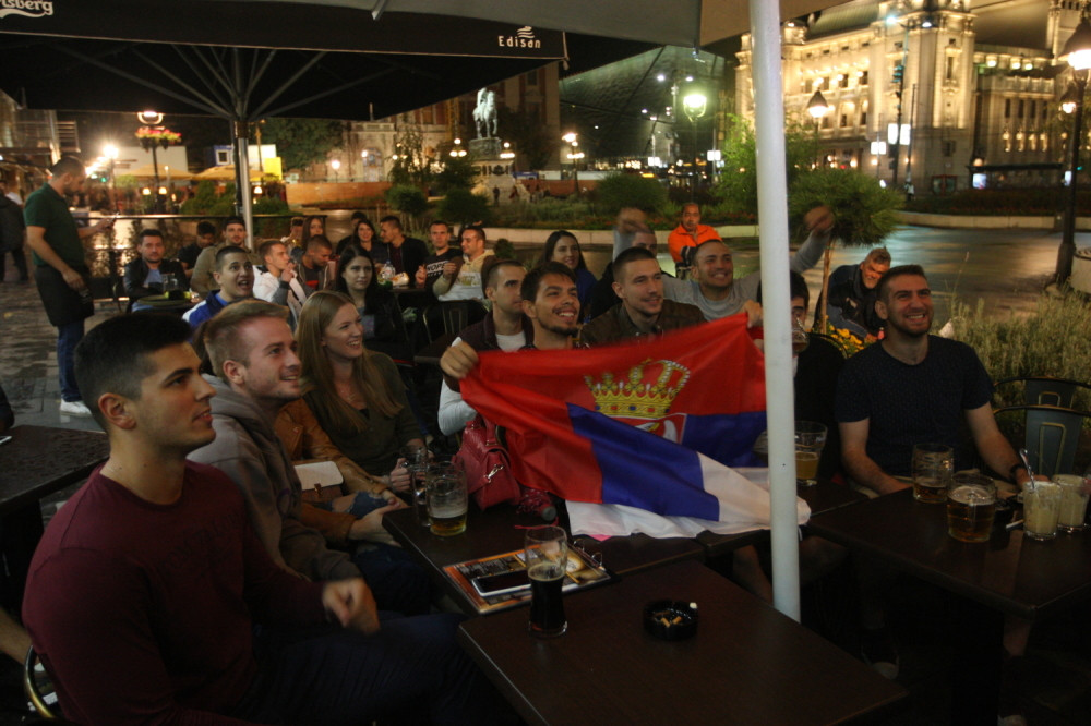 Ovako se bodrila Srbija u beogradskim kafićima (FOTO)