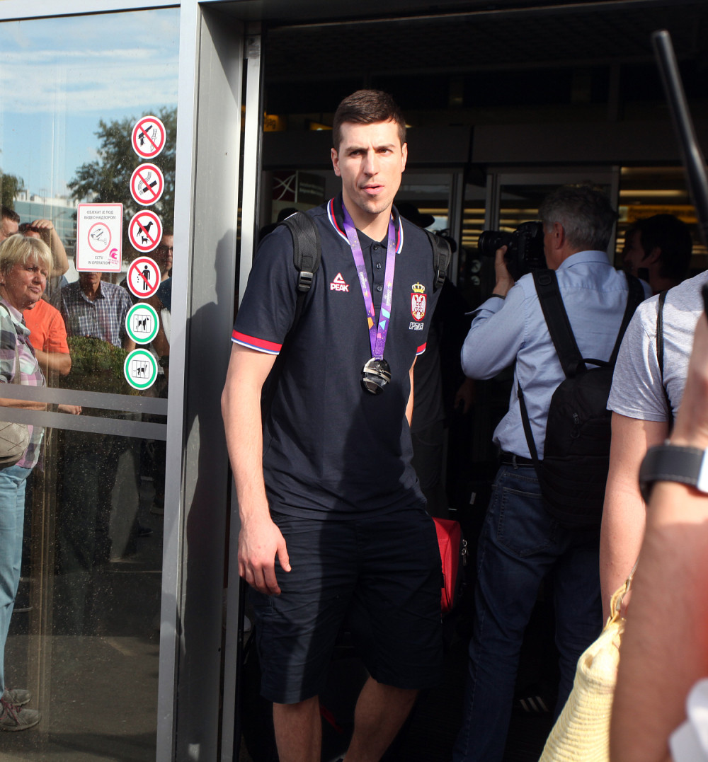 Milosavljević zbog povrede ne putuje u Kinu, a poruka Zvezde nekada ljutom rivalu iz Partizana je raspametila! (FOTO)
