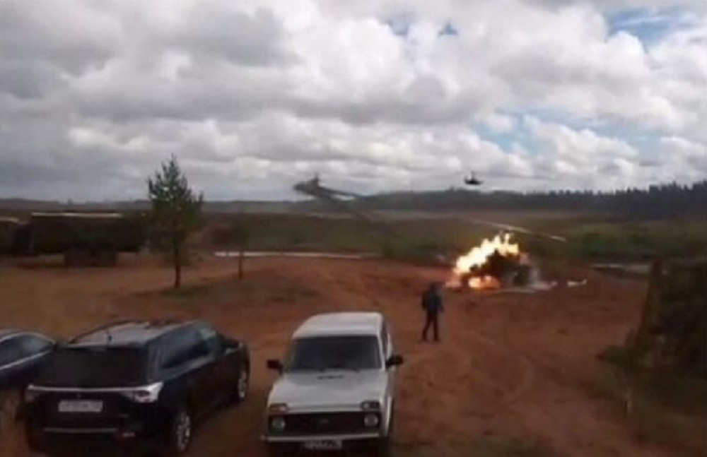 Helikopter greškom pogodio kamion pored gledalaca na vojnoj vežbi