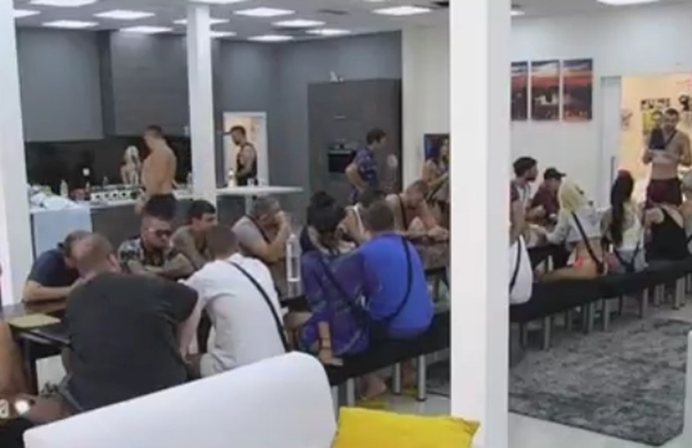 Pevač poludeo, hteo sve da bije! (VIDEO)