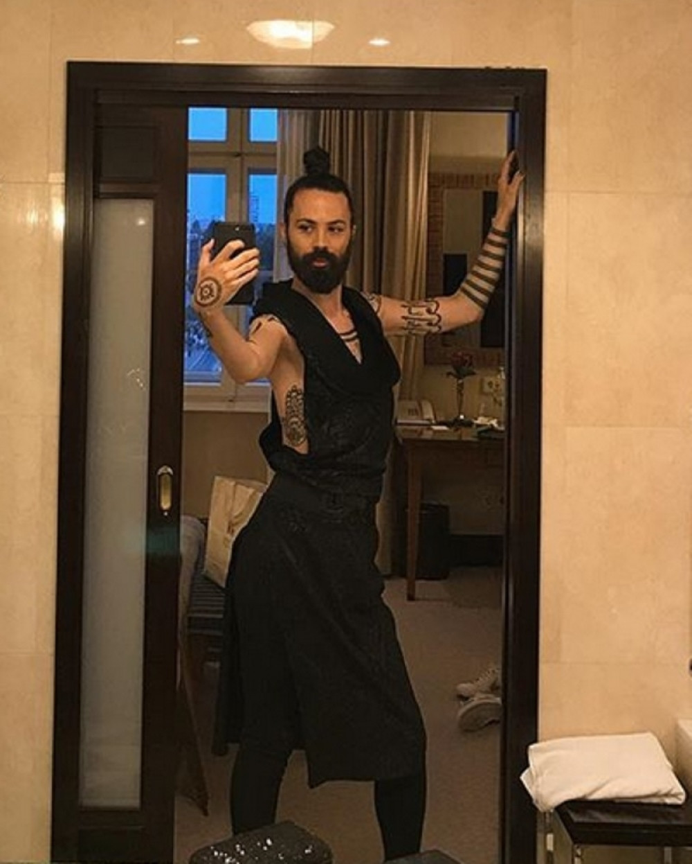 Božo Vrećo namazao crveni ruž, pa poslao emotivnu poruku (FOTO)