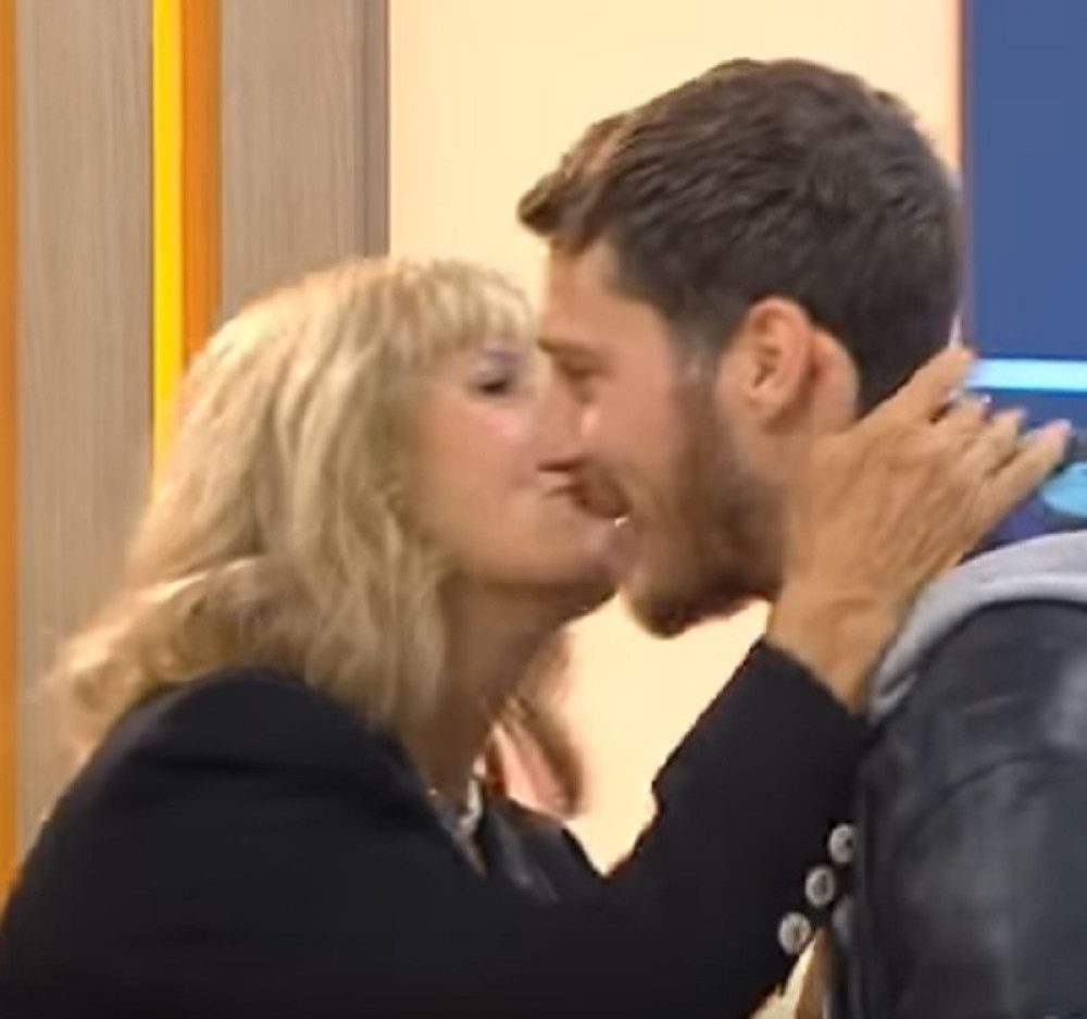 Dragić "po srpski" izljubio majku Dražena Petrovića (VIDEO)