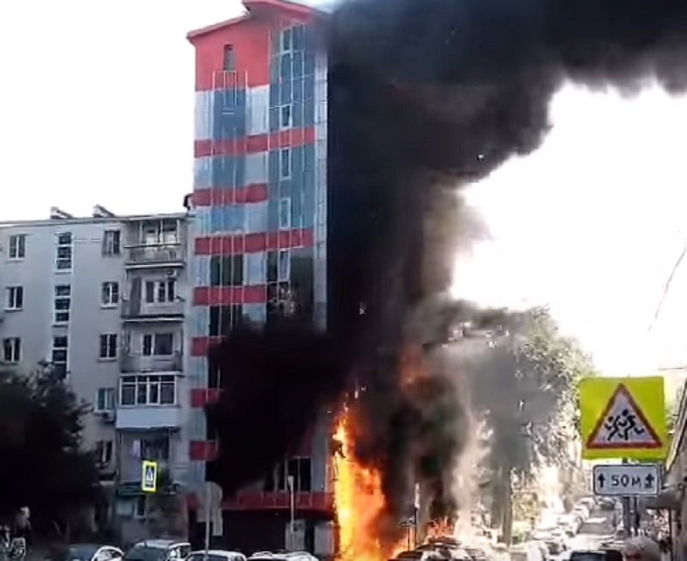 Deca iskakala iz zapaljenog hotela (VIDEO)