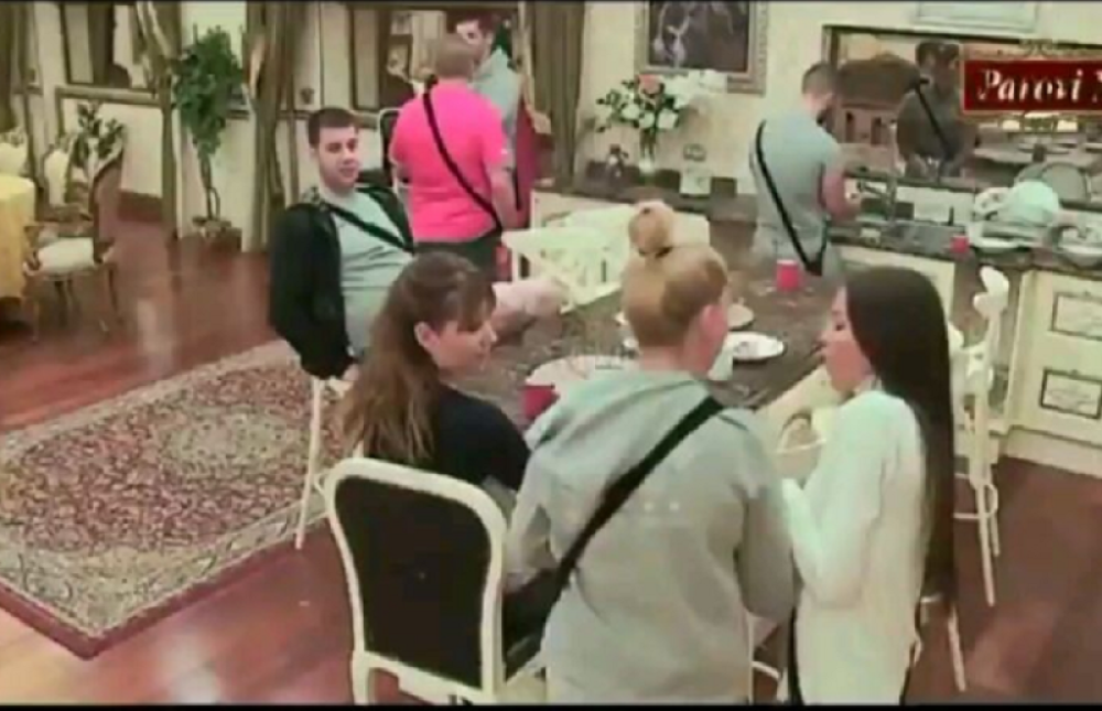 Učesnice "Parova" pokazale grudi, a jednu su na silu naterale na to (VIDEO)