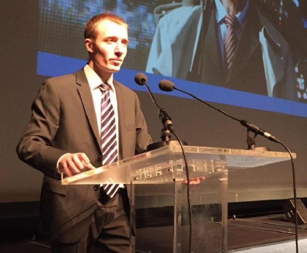 Nikoli Šešelju koji je večeras ušao u "Parove" bivši predsednik Srbije bio je na krštenju, a evo ko su mu kumovi!