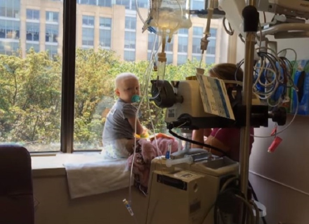 Devojčici (2) koja boluje od leukemije građevinci ostavili poruku na zgradi