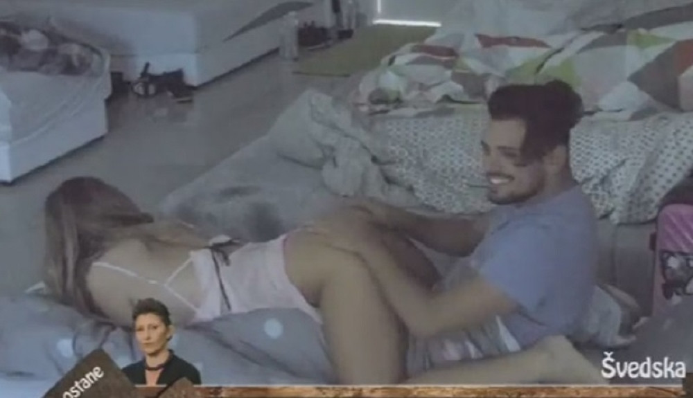 Maca podigla spavaćicu, a onda je on počeo da joj radi ovo! (VIDEO)